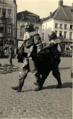 Oefening Passieve Luchtbescherming, wegdragen gewonde, 1938