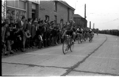 Wielerwedstrijd: Ju. Synaeve wint spurt aan Bosmolens, Sabbe wordt 2de, Izegem 19 juli 1957