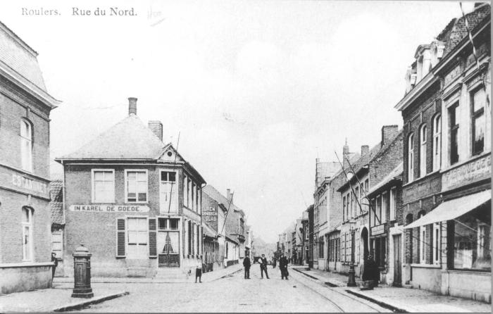 Enkele mannen en een kind op straat ter hoogte van de herberg In Karel de Goede