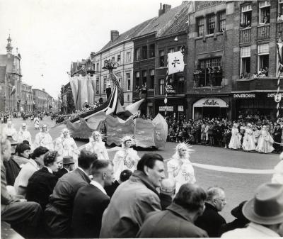 Stoetwagen met daarop een Vikingschip getrokken door zonnekoningen tijdens de Rodenbachstoet, 1956
