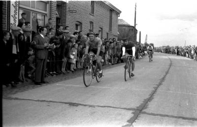 Wielerwedstrijd: Roland Deceuninck wint spurt van achtervolgers, Bultinck is 2de, Bosmolens Izegem 1957