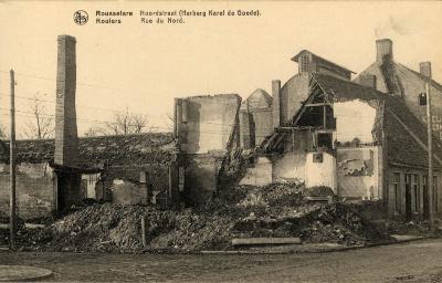 Huizen in puin met onder andere de herberg Karel de Goede