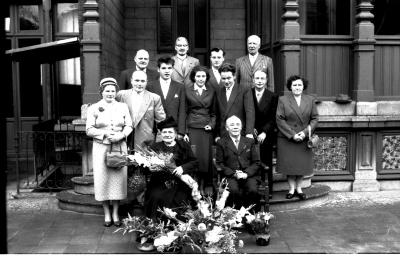 Groepsfoto ter gelegenheid van jubileum familie Van Steenkiste-Carlier, Izegem 1957