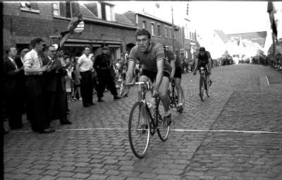 Wielerwedstrijd: Brulez, Schore en Vandaele sprinten voor de eer, Roeselare 03-08-1957