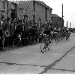 Wielerwedstrijd: Ju. Synaeve wint spurt aan Bosmolens, Sabbe wordt 2de, Izegem 19 juli 1957