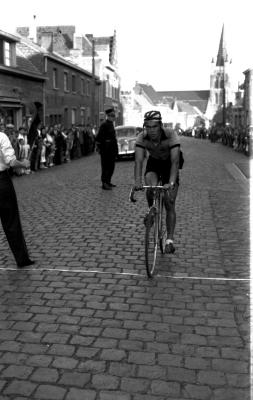 Wielerwedstrijd: de 2de rijdt over de meet, Roeselare 03-08-1957