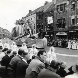 Stoetwagen met daarop een Vikingschip getrokken door zonnekoningen tijdens de Rodenbachstoet, 1956