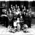 Groepsfoto bij jubileum familie Verhaeghe-Verbeke, Maandagmarkt Izegem 1957