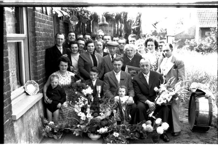 Kampioenviering: M. Declercq in de bloemen, Izegem 1957
