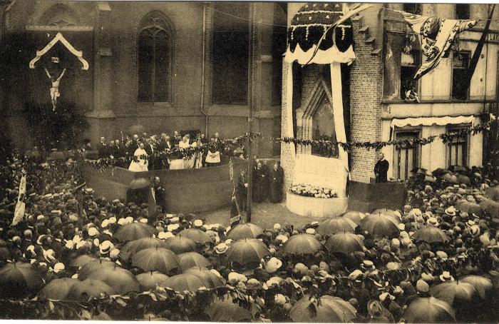 Pater redemptorist Joos geeft een toespraak tijdens de Heilige Hartprocessie