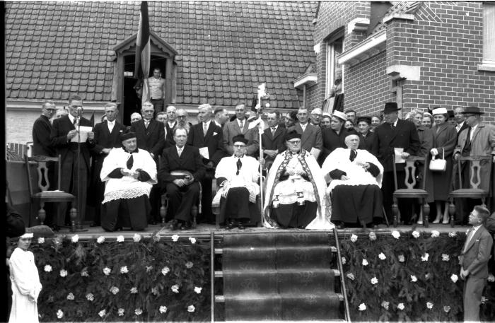 Inhuldiging van pastoor: het erepodium, Izegem