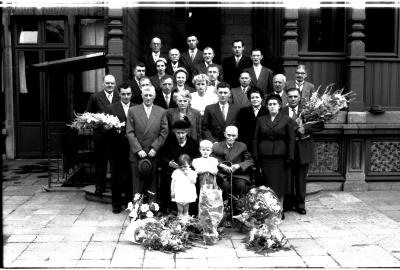 Groepsfoto bij jubileum familie Verhaeghe-Verbeke, Maandagmarkt Izegem 1957