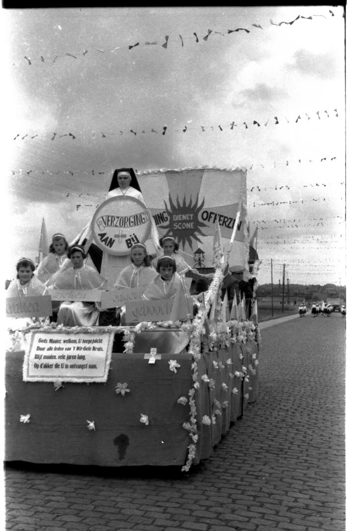 Inhuldiging van pastoor: beelden uit de praalstoet, Izegem