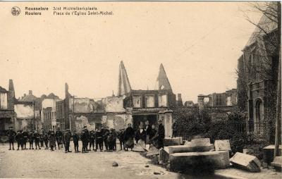 Kinderen voor het puin aan de Sint-Michielskerk