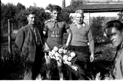 Wielerwedstrijd: Apers poseert met vader en verzorger, Ardooie 1957