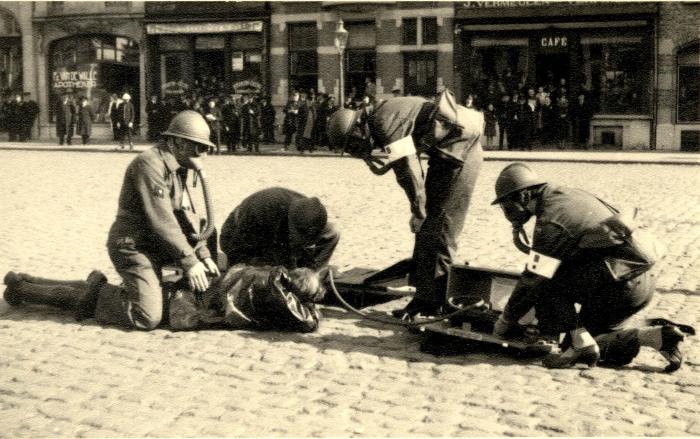 Oefening Passieve Luchtbescherming, verzorgen gewonde, 1938