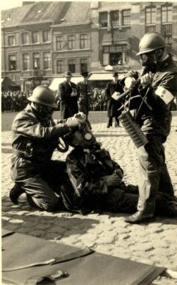 Oefening Passieve Luchtbescherming, gewonde krijgt masker, 1938