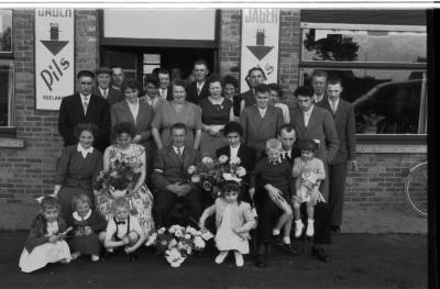 Groepsfoto ter gelegenheid van kampioenviering 'De Sasmanillers', Rumbeke 15 augustus 1957