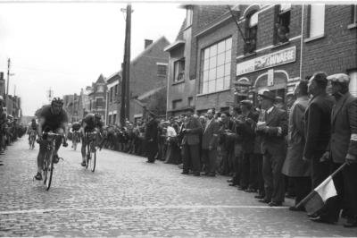 Wielerwedstrijd: Seynaeve wint spurt 2de groep aan café 'De Nieuwe Wereld', Izegem 1957