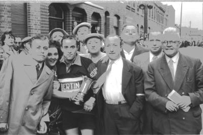 Wielerwedstrijd: Depyper met trui en beker, Izegem 1957