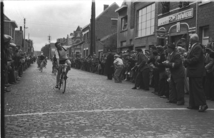 Wielerwedstrijd: Lingier wint spurt aan café 'De Nieuwe Wereld', Izegem 1957