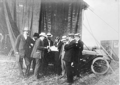 Vliegmeeting, nog even bespreken, 1911