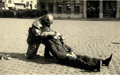 Oefening Passieve Luchtbescherming, gewonde krijgt gasmasker, 1938