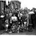 Kampioenviering, groepsfoto aan woonhuis: Noel Vroman kampioen, Izegem 1957