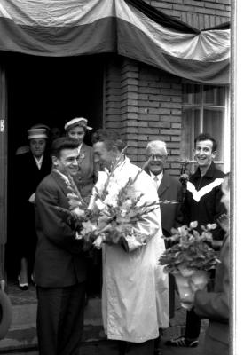 Kampioenviering Allewaert: huldiging voor huis, Izegem 1957