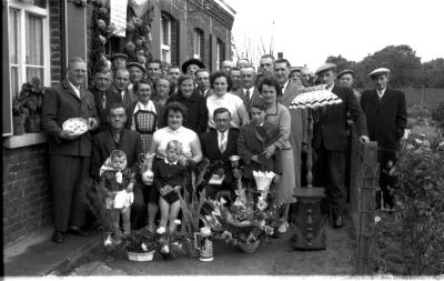 Kampioenviering, groepsfoto aan woonhuis: Noel Vroman kampioen, Izegem 1957