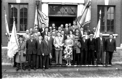 Kampioenviering vinkenzetters: Groepsfoto vinkenzetters  aan gemeentehuis, Emelgem 18-08-1957