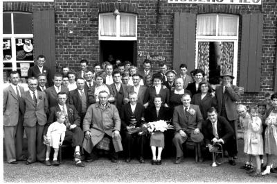 Kampioenviering manillers café 't Huis van Commerce, Izegem 1957