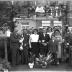 Kampioenviering, groepsfoto aan woonhuis: Noel Vroman kampioen, Izegem 1957