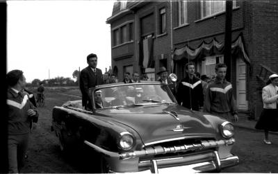 Kampioenviering Allewaert: de kampioen wordt in open auto rondgereden, Izegem 1957