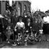 Kampioenviering, groepsfoto aan woonhuis: Noel Vroman kampioen, Izegem 1957