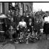 Kampioenviering, groepsfoto aan woonhuis: Noel Vroman kampioen, Izegem 1957
