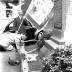 Kampioenviering vinkenzetters: kampioen legt bloemen aan monument, Emelgem 18-08-1957