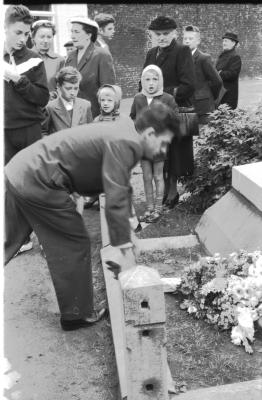 Kampioenviering Allewaert: Allewaert legt bloemen neer aan monument; Izegem 1957