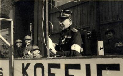 Oefening Passieve Luchtbescherming, man aan de micro, 1938