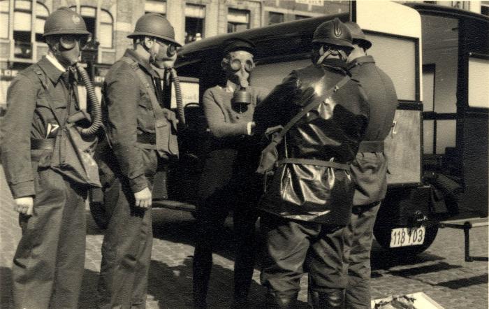 Oefening Passieve Luchtbescherming, groep met gasmaskers, 1938