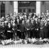 Huldiging gedecoreerden Unions: groepsfoto op de stoep van het stadhuis, Izegem 1957