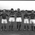 Spelers van SV Waregem poseren op veld, Izegem 1957