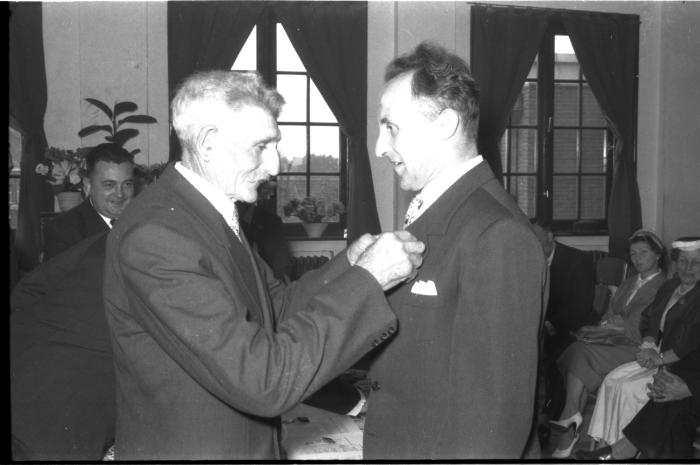 Huldiging gedecoreerden Unions: burgemeester speldt het ereteken op bij Jos Laridon, Izegem 1957