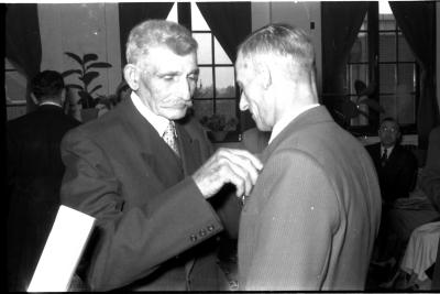 Huldiging gedecoreerden Unions: burgemeester speldt het ereteken op bij Victor Porteman, Izegem 1957