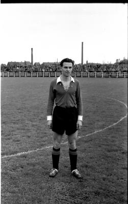 Voetbalspeler M. Beerlandt poseert op het veld, Izegem 1957