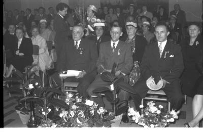 Huldiging gedecoreerden Unions: groepsfoto in zaal, Izegem 1957