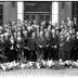 Huldiging gedecoreerden Unions: groepsfoto op de stoep van het stadhuis, Izegem 1957