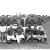 Spelers van SV Waregem poseren op veld, Izegem 1957