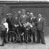 Wielrenner M. Heernaert poseert na de koers met supporters, Izegem 1957