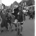 Wielerwedstrijd: spurt in Kortrijkstraat, Izegem 1957